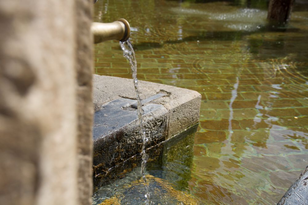 Как провести воду со скважины в дом